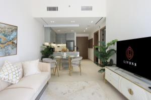 TV a/nebo společenská místnost v ubytování Binghatti : Modern Living w/ Canal View by Livbnb
