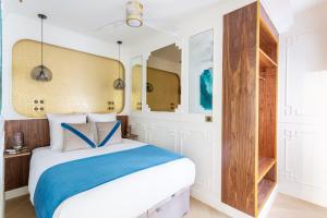 ein Schlafzimmer mit einem Bett und einem großen Spiegel in der Unterkunft Luxury 4 Bedroom & 3 Bathroom Apartment - Louvre in Paris