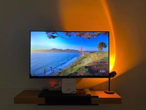 una TV a schermo piatto seduta su un tavolo con luce di Rumah Sakura Jonggol a Jonggol