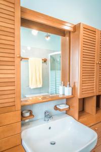 een badkamer met een wastafel en een spiegel bij [MARI E MONTI] Appartamento in centro in Rapallo