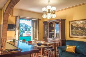 een eetkamer met een tafel en een kroonluchter bij [MARI E MONTI] Appartamento in centro in Rapallo