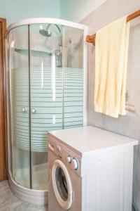 een badkamer met een douche en een wasmachine bij [MARI E MONTI] Appartamento in centro in Rapallo