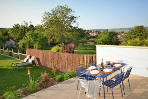 una mesa azul y sillas en un patio en Le Cémarose: spa, jardin, terrasse et jolie vue au cœur d'Epernay, en Épernay
