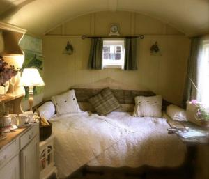 a bedroom with a large bed in a room at Beech shepherds hut in York