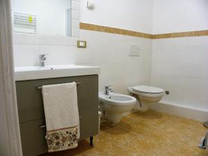 a bathroom with a sink and a toilet at Al Ponte Vecchio in Perugia