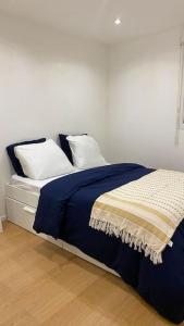 ein Bett mit zwei Kissen darauf in einem Schlafzimmer in der Unterkunft Nice and cosy flat near Geneva or Annecy in Bellegarde-sur-Valserine