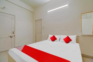 Giường trong phòng chung tại OYO Flagship Nrkm Residency
