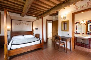 een slaapkamer met een bed en een wastafel bij Relais Ciavatta Country Hotel in Montemerano
