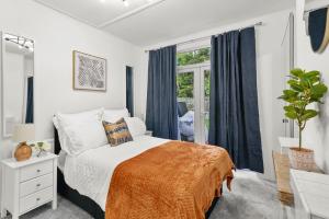 1 dormitorio con cama y ventana en Wembley Hububb Stay en Londres