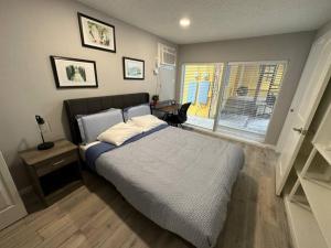 a bedroom with a large bed and a window at Elegant 1 Bdr-Montrose_ Siena @The Italian Plaza in Houston