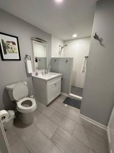 een badkamer met een toilet, een wastafel en een douche bij Elegant 1 Bdr-Montrose_ Siena @The Italian Plaza in Houston