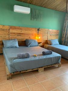 1 Schlafzimmer mit 2 Betten in einem Zimmer in der Unterkunft Bon Vivant Front de Mer - Ile Rodrigues in Rodrigues Island