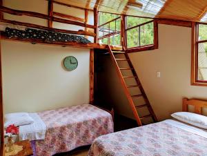 Ce lit se trouve dans un dortoir doté de 2 lits superposés. dans l'établissement FRANKFURTER HOF FAMILIAR Oxapampa, à Oxapampa