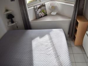 En eller flere senge i et værelse på Appartement Balaruc-les-Bains, 2 pièces, 3 personnes - FR-1-503-153