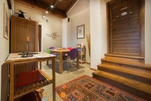 uma sala de estar com uma mesa e uma porta de madeira em B&B Alla Borgata em Boves