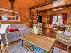 una sala de estar con un sofá y una mesa en Chalet chaleureux proche des pistes, balcon et WiFi - FR-1-455-227, en La Plagne Tarentaise 11 fotos más