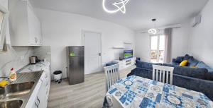 ティラナにあるSuper Apartmentのキッチン、リビングルーム(青いソファ付)