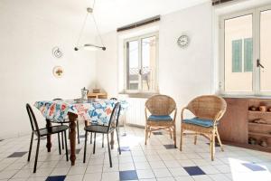 comedor con mesa y sillas en Cozy Apartment 2minutes from the beach, en Cecina