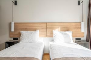 2 Betten nebeneinander in einem Zimmer in der Unterkunft Luxury 2BR Penthouse with City Skyline Terrace, near Kolonaki in Athen