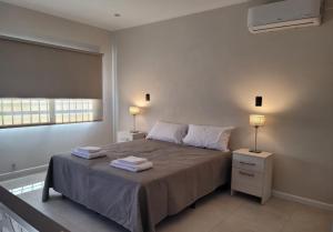 Deán FunesBelgrano Apart的一间卧室，床上有两条毛巾
