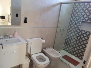 Deán FunesBelgrano Apart的浴室配有卫生间、盥洗盆和淋浴。