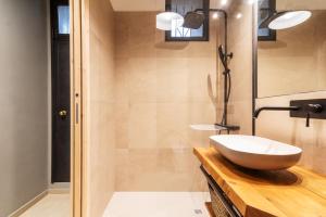 baño con lavabo blanco en una encimera de madera en AirLoft 3 confort vicino a Rho Fiera, en Rho