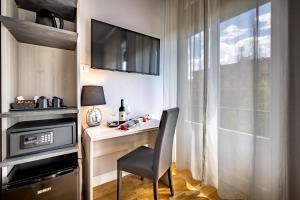佛羅倫斯的住宿－Residenza24，客房设有带椅子的书桌和窗户。