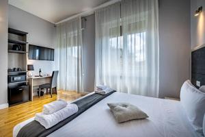 佛羅倫斯的住宿－Residenza24，卧室配有一张带两个枕头的大白色床