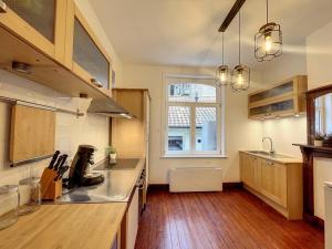een keuken met houten vloeren en een groot raam bij Maison Ker Armor - De Panne in De Panne