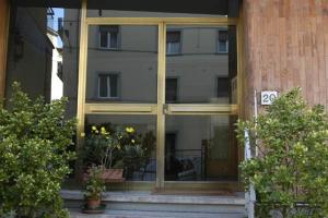 フィレンツェにあるB&B Dolce Lunaの鉢植えの大きなガラス窓
