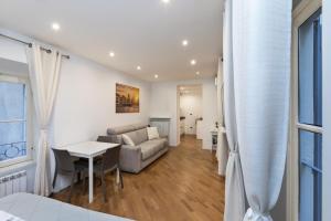 - un salon avec un canapé et une table dans l'établissement MagnoliaApartments - 5 Nirone Center, à Milan