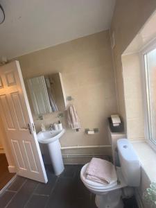 A bathroom at 2bed apartment free parking