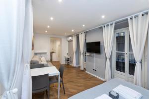 - un salon avec un canapé et une table dans l'établissement MagnoliaApartments - 5 Nirone Center, à Milan