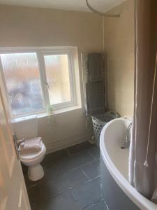 A bathroom at 2bed apartment free parking