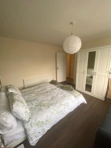 una camera da letto con un grande letto con lenzuola bianche e una lampada di 2bed apartment free parking a Oxford