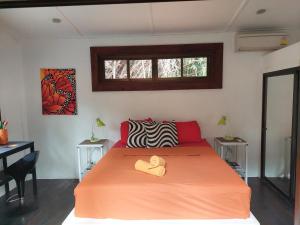 um quarto com uma cama com uma colcha laranja em Blessed Koh Chang em Ko Chang