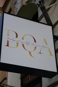 un signo de un restaurante con las palabras feliz aniversario en K33- Boutique Apartments, Best Location, by BQA en Budapest