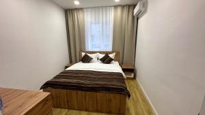 1 dormitorio con 1 cama en una habitación con ventana en Sulimen Camp, en Tengiz
