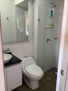 uma casa de banho com um WC, um lavatório e um chuveiro em apartamento en peñazul aldea em Ricaurte