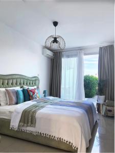 Un dormitorio con una cama grande y una ventana en Spacious Three-Bedroom Apartment with Sea View A4, en Lapithos