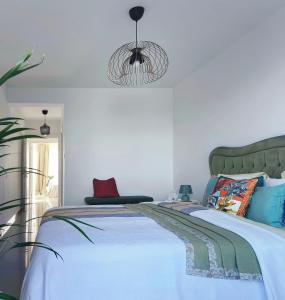 Katil atau katil-katil dalam bilik di Spacious Three-Bedroom Apartment with Sea View A4