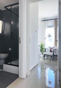 y baño con ducha de cristal y aseo. en Spacious Three-Bedroom Apartment with Sea View A4, en Lapithos