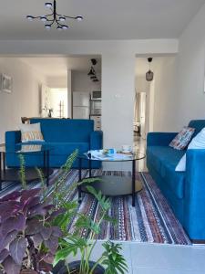 sala de estar con sofá azul y mesa en Spacious Three-Bedroom Apartment with Sea View A4, en Lapithos