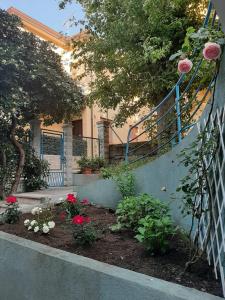 un giardino fiorito di fronte a una casa di Hotel Altea a Lido di Jesolo