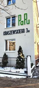 un edificio con un cartel en el costado en B&B Kraszewskiego3A, en Bydgoszcz