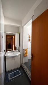 カヴァ・ダリーガにあるCava's Homeのバスルーム(白い洗面台、鏡付)
