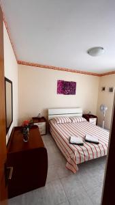 カヴァ・ダリーガにあるCava's Homeのベッドとテーブルが備わるホテルルームです。