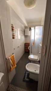 カヴァ・ダリーガにあるCava's Homeの小さなバスルーム(トイレ、シンク付)