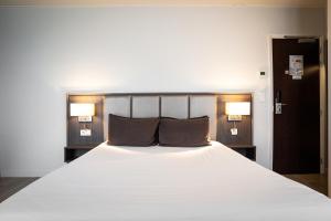 Giường trong phòng chung tại Hotel de Flore - Montmartre