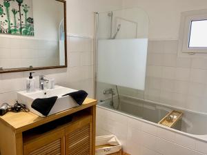 une salle de bain avec lavabo et douche dans l'établissement CHALET BTZ, à Biarritz 30 autres photos